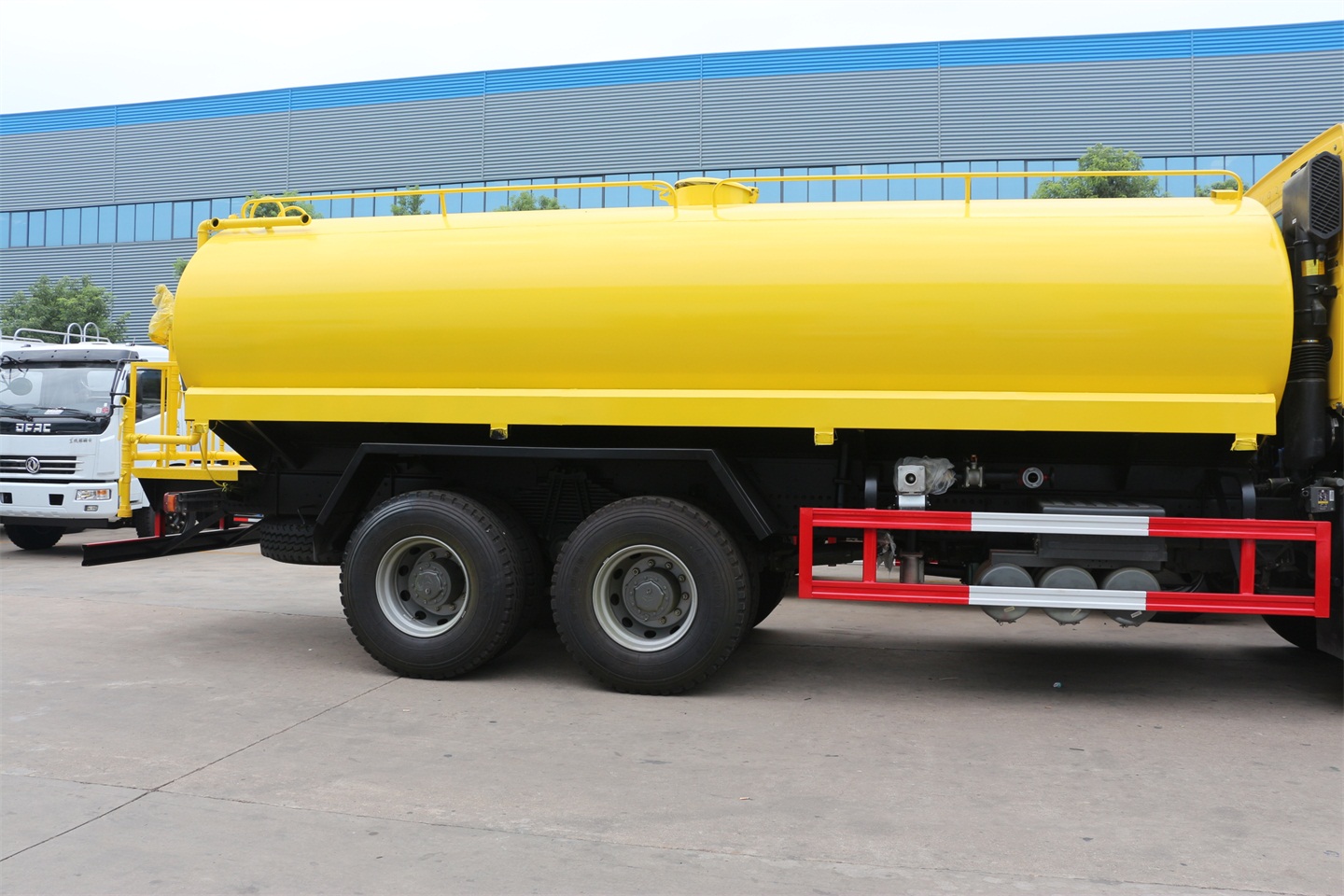 water-trucks-triple-e-equipment