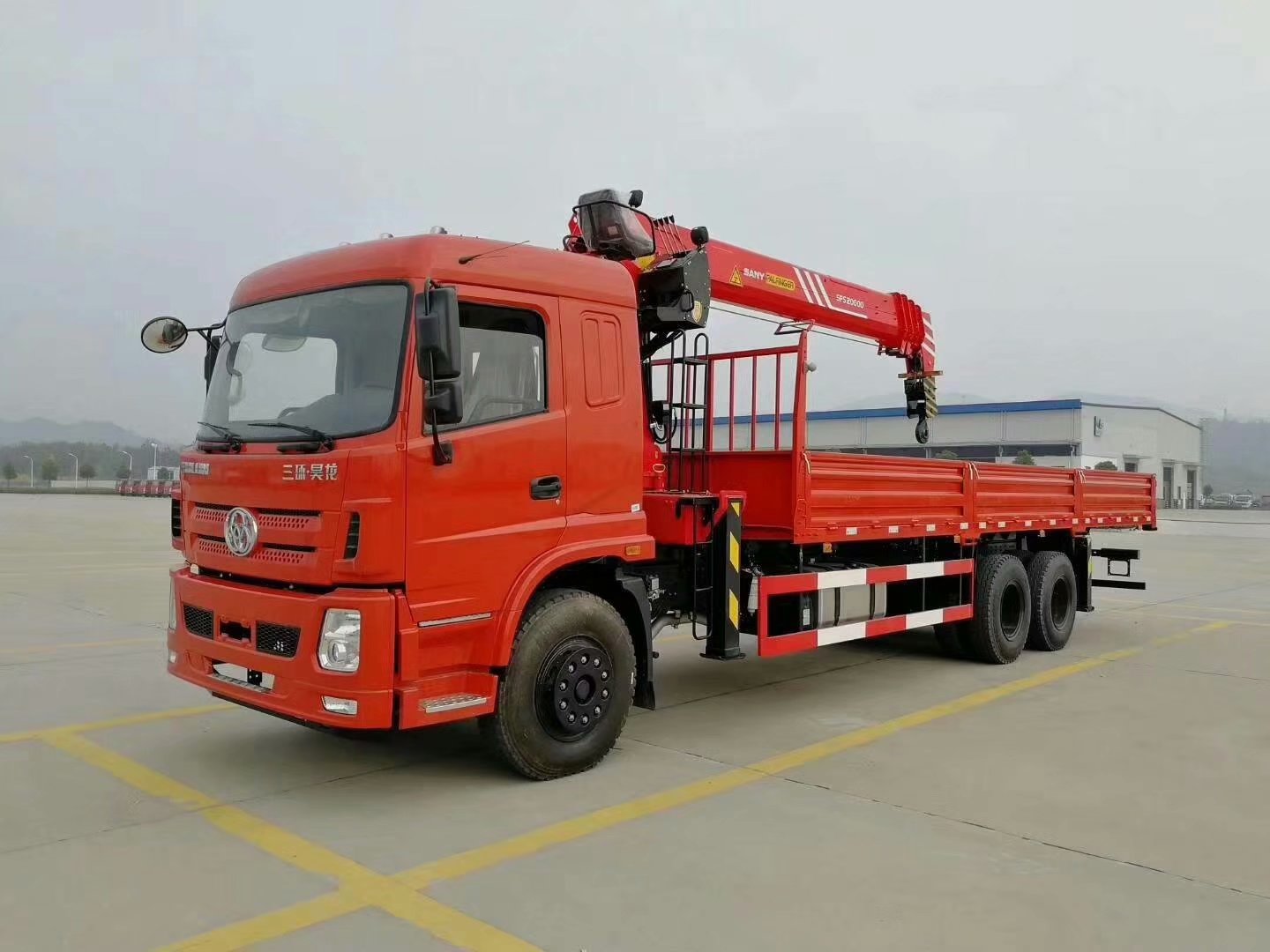 China Truck Bed Mounted Crane for Sale Reliable Truck with Crane