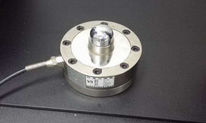 the calibrator in the middle of machine load cell