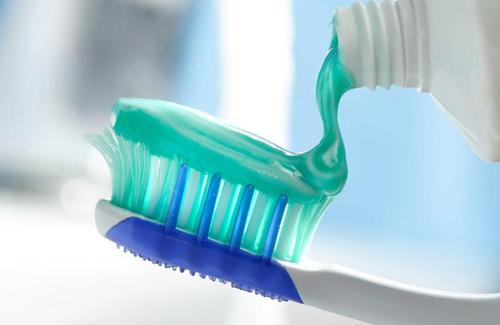 use toothpaste to united satin kitchen tiles